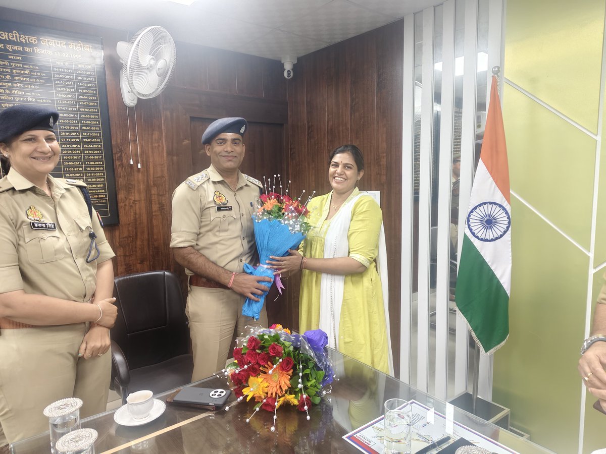 mahobapolice's tweet image. "श्रीमती हर्षिता गंगवार, पुलिस उपाधीक्षक के जनपद महोबा से पुलिस मुख्यालय लखनऊ स्थानान्तरण होने पर विदाई समारोह का आयोजन।"
🔸पुलिस अधीक्षक महोबा श्री प्रबल प्रताप सिंह द्वारा पुलिस कार्यालय महोबा में विदाई समारोह का आयोजन किया गया।
🔸विदाई समारोह में अपर पुलिस अधीक्षक महोबा…