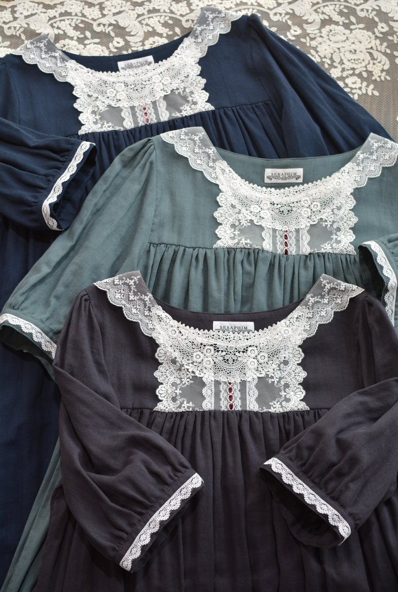 ＊New arrival＊
SERAPHIMの夏の定番
《ブドワールワンピース》今年も新デザインで登場です。

ブドワール（貴婦人の私室）で纏うドレスをイメージしたリラックス感のある１枚。
カラー展開はネイビー・グリーン・チャコールの3色展開。
8/5（火）21時にオンラインショップにup予定です。