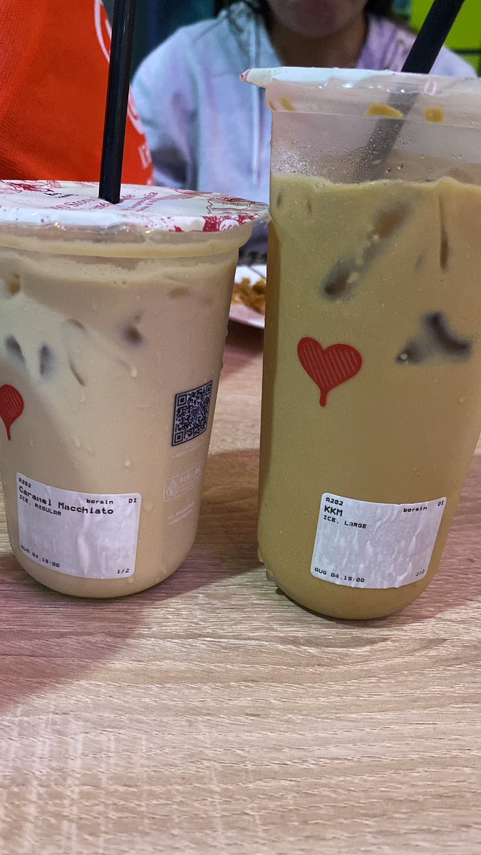 Caramel macchiato kopi kenangan makin lama makin gak enak, encer bgt ga kerasa kopi nya sama sekali.
Perasaan dulu ga se-light ini, mana mahal njirr 

Nyesel 😭