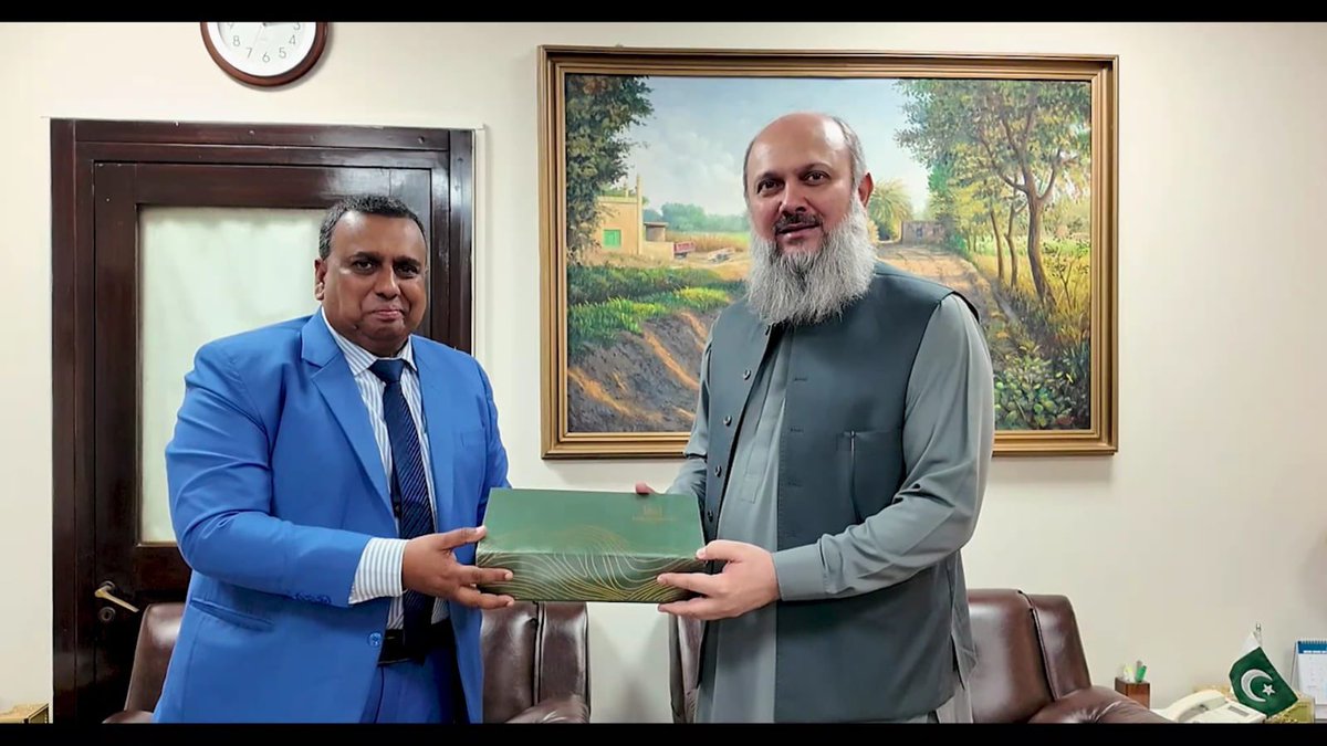 Met with Bangladesh High Commissioner H.E. Md. Iqbal Hussain Khan to discuss enhanced 🇵🇰🤝🇧🇩 cooperation in trade, energy &amp; logistics.
From coal &amp; limestone exports to agri-trade, halal meat &amp; textiles—strong prospects ahead.
Together, we aim for a transformative regional