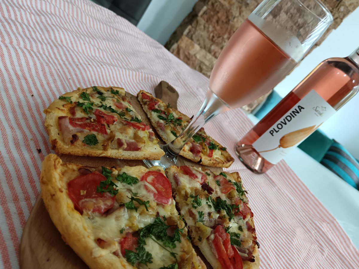 Македонска 😁
Со пиперки, домати, 😂🤣