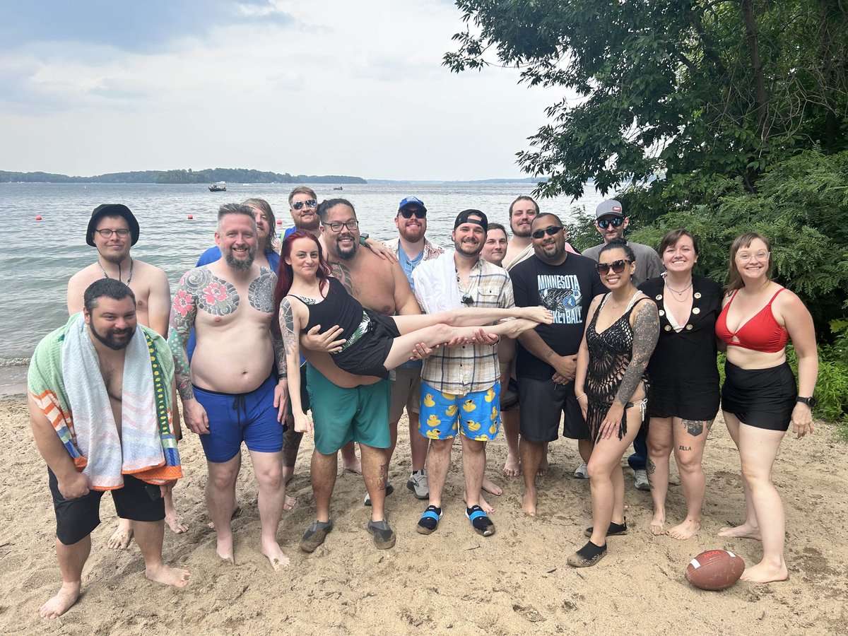 I will be live today for an evening stream but not sure exactly when yet. I had a blast hanging out with everyone  at Arsyncon even tho I may have accidentally hurt myself 😂