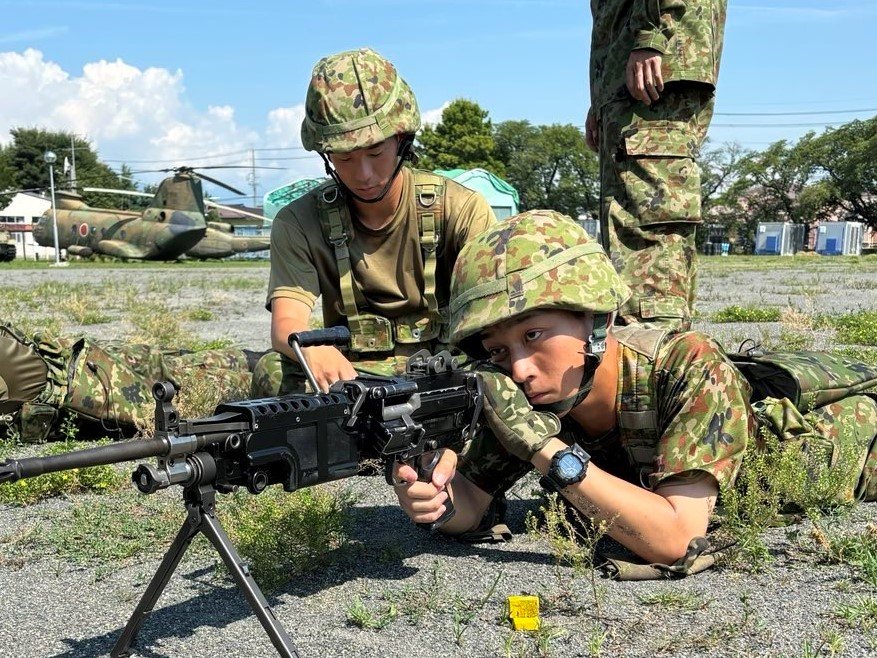 新隊員教育隊 軽火器区隊は5.56mm機関銃（MINIMI）の射撃予習及び