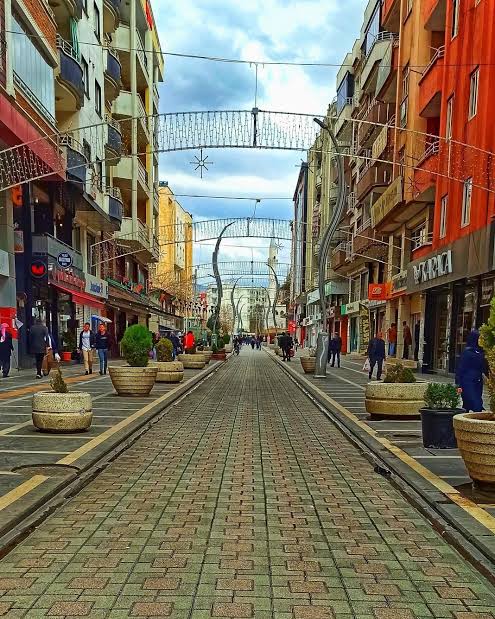 Burası Şırnak Cizrede bi çarşı. Ben buraya gezmek için değil, Allah nasip ederse bir gün Kaymakam olarak hizmet etmeye geleceğim.