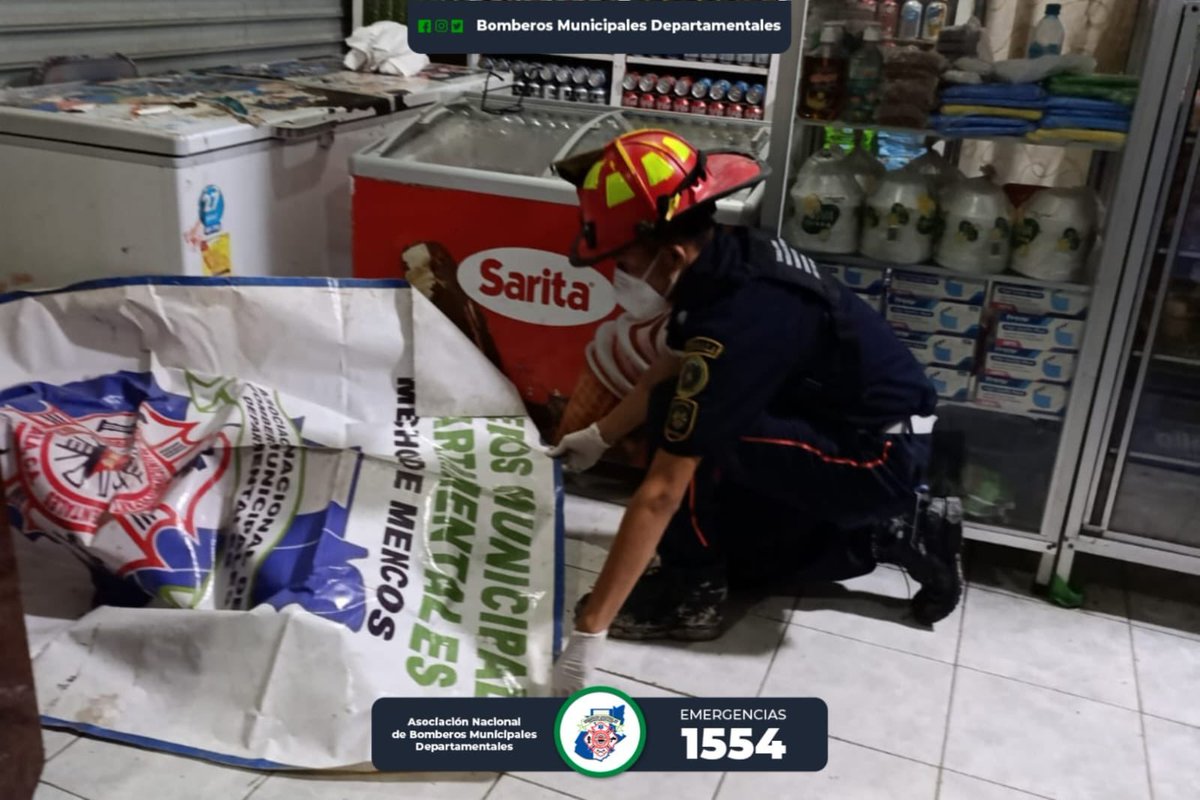 Un ataque armado se registró en la Avenida Nueva Jerusalén, Melchor de Mencos, Petén. Como resultado de este hecho, un hombre resulta herido y otro fallecido. Autoridades investigan el hecho armado.

Vía: <a href="/ArlettG_/">Arlett Gonzalez</a>