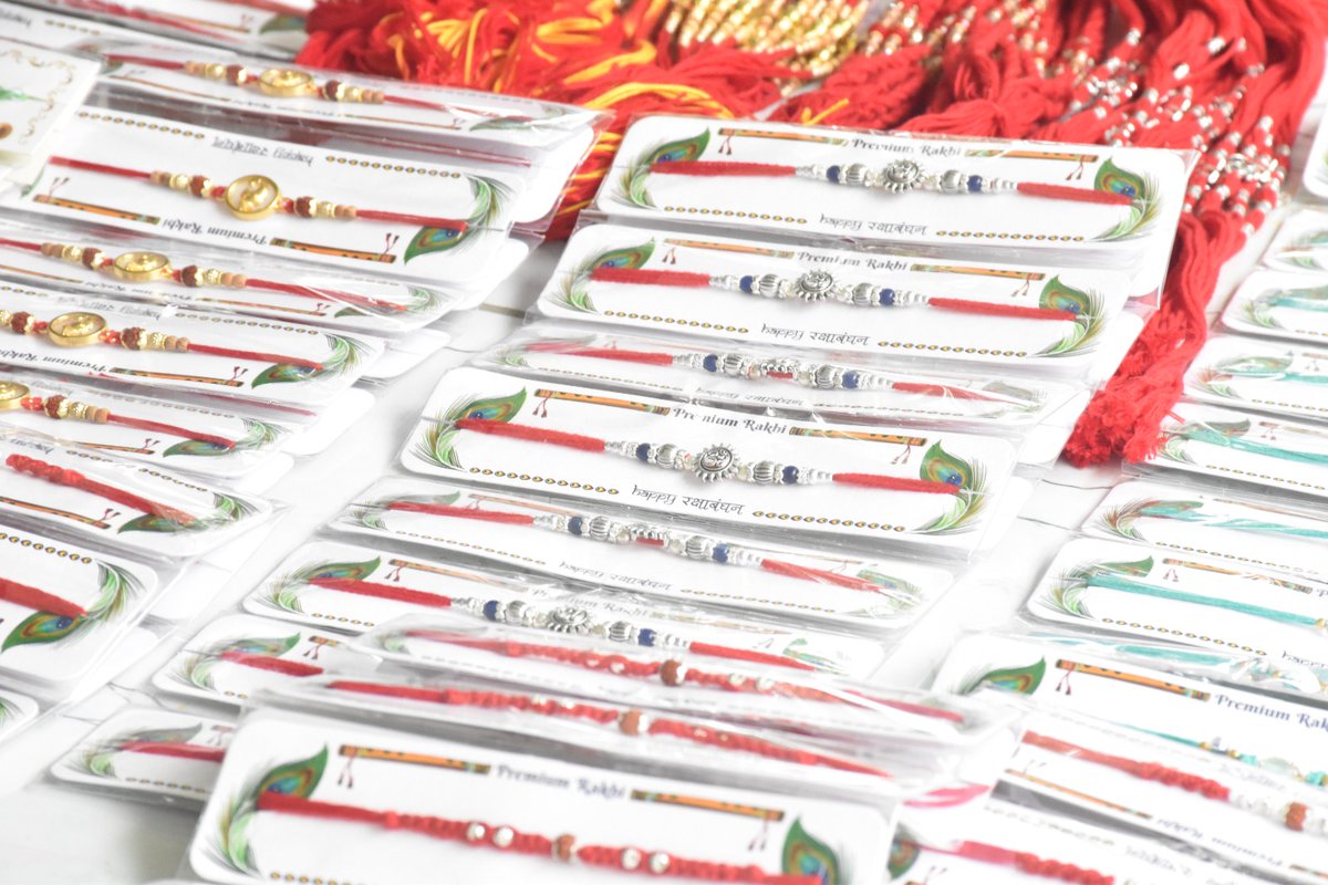 નવસારીના ગણદેવીના ધકવાડા ગામના રામદેવપીર સખીમંડળે બચત, ધિરાણ અને મહેનતથી સફળતા હાંસલ કરી...

છેલ્લાં 2 વર્ષથી રાખડી બનાવતું આ સખીમંડળ હેન્ડમેઈડ જ્વેલરી, તોરણ, કપડાં જેવી અન્ય વસ્તુઓ પણ બનાવે છે...

#SelfHelpGroup #MissionMangalam