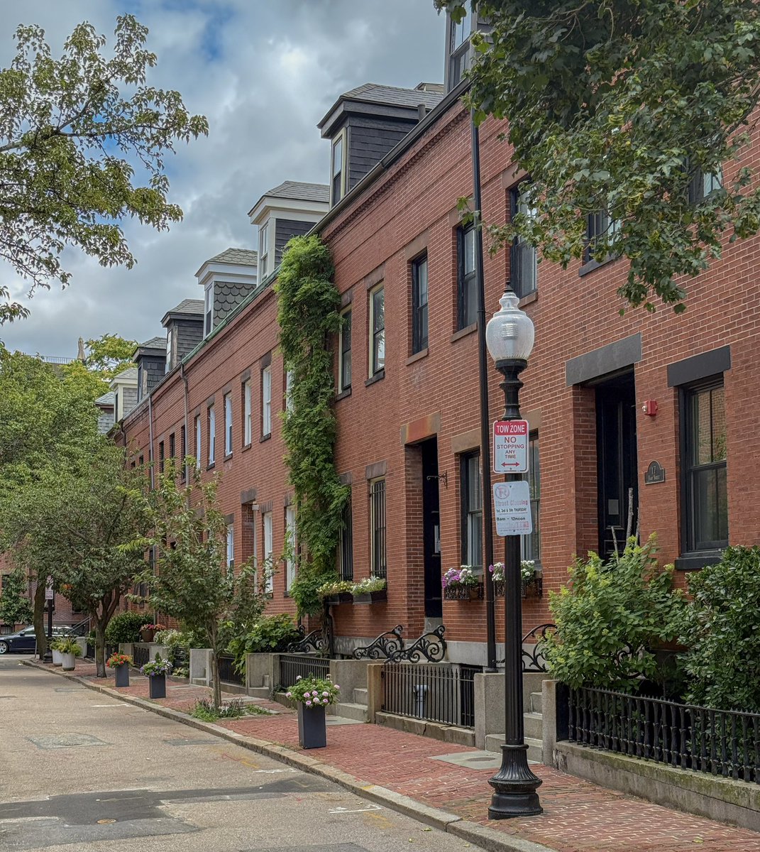 berkie1's tweet image. "Without case-by-case zoning relief, the current zoning code effectively declares that nothing should be built in Boston that looks like what is currently in Boston."

99% of all residential parcels in the City would be illegal to build today under modern zoning.

📍 Boston
