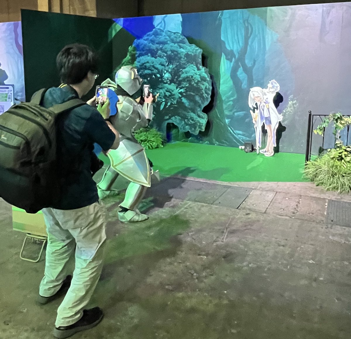 スタッフさんに「撮ってる時の写真を撮ってる人を撮りました」って言われて困惑した

#FGO   #FGO10周年   #FGOフェス