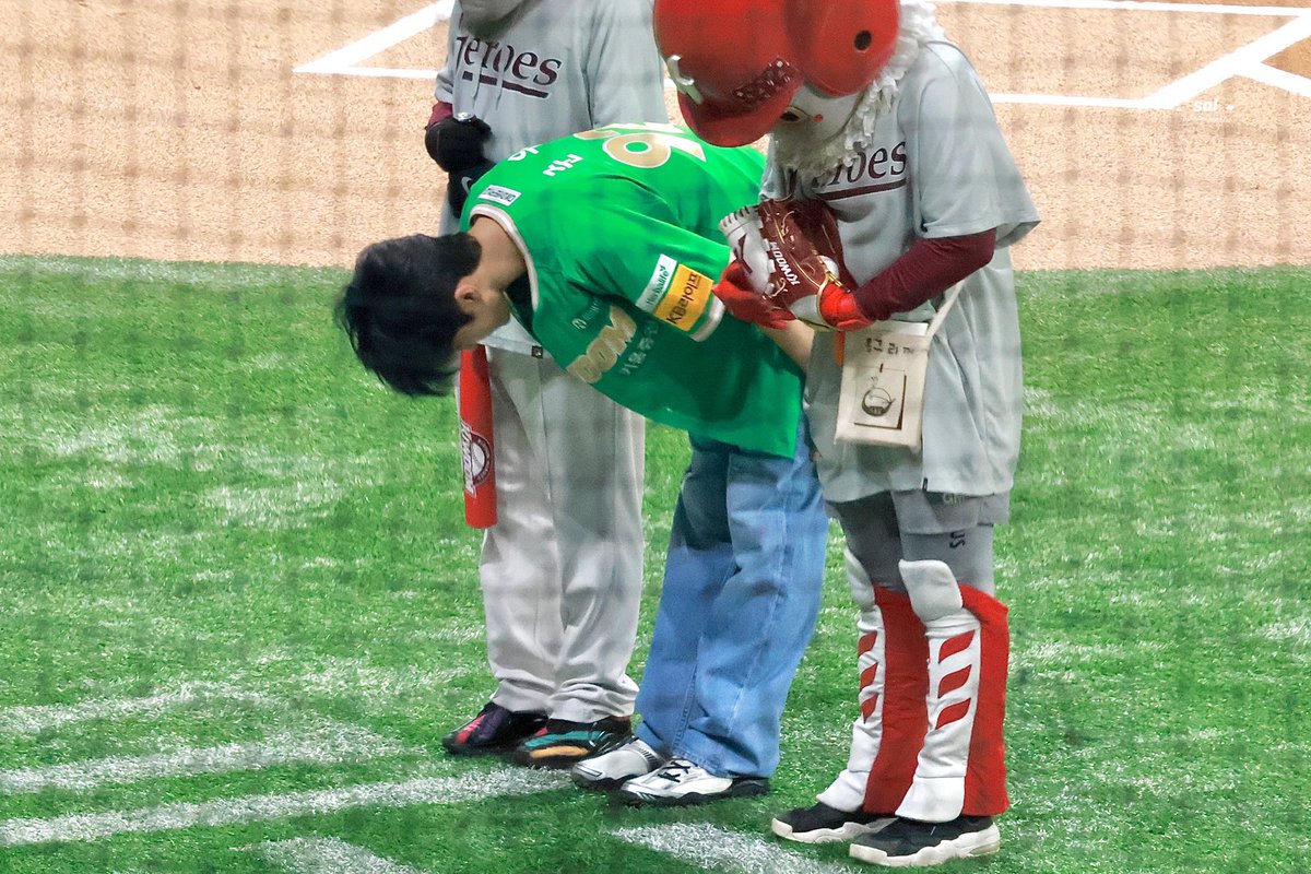 junwoo_sol's tweet image. 250802 시구

90도로 인사도 하고..기특해ㅜㅜ

#루네이트 #LUN8 #준우 #junwoo