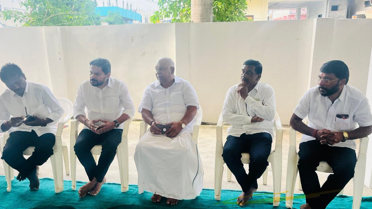 sriramjadav's tweet photo. *మాజీ ఎమ్మెల్యే రాథోడ్ బాపురావు గారి తమ్ముడు  నర్సింగ్ రాథోడ్ (టీచర్) చనిప���యారనే విషయం తెలుసుకున్న రాష్ట్ర అధ్యాపకుల సంఘం ప్రధాన కార్యదర్శి బలరాం జాదవ్ వారి ఇంటికి వెళ్లి పరామర్శించి ప్రగాఢ సానుభూతి తెలిపారు* https://t.co/HDjUjhAI5j