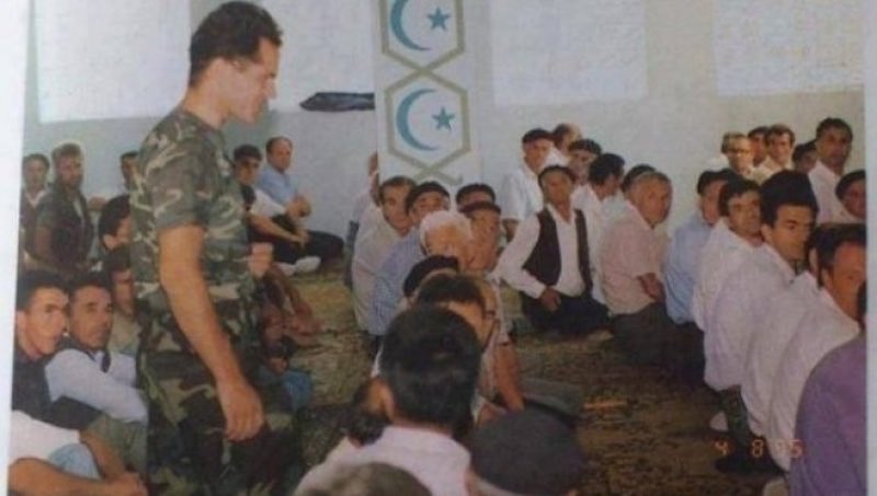 Son Cuma Namazı…

Bosna’daki savaşın ve Boşnakların direnişinin sembol isimlerinden biriydi İzet Naniç…

General, lider, kumandan, gazi ve nihayetinde de şehit…

Fotoğraf, şehadetinden bir gün önce, Buzim Camii’nde çekilmişti…

Mekanı cennet olsun 🤲