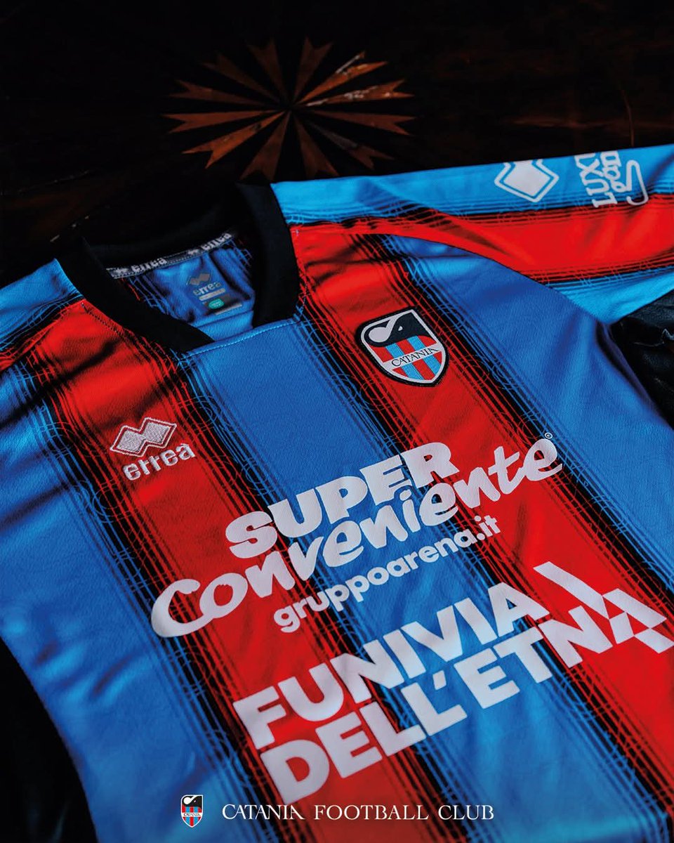 Presentata la nuova maglia per la stagione 2025-26, spiccano le righe rossazzurre più larghe rispetto gli ultimi anni, e i dettagli dell'elefante nei ricami.

🔴🔵🐘 qui si tifa solo calcio catania