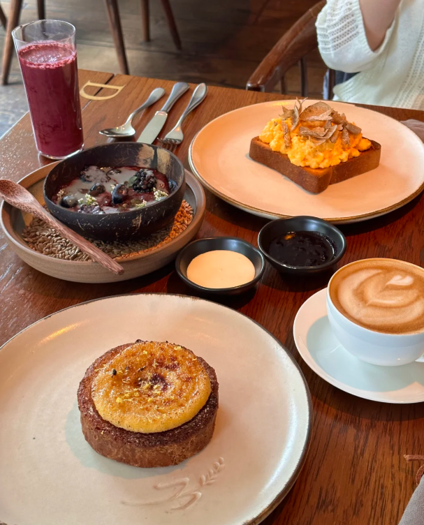 Mano88883672's tweet photo. ✨Lunch vibes with my girls in London’s heart! 🥂🍽️ Sunshine, laughter, and endless memories   nothing beats this city’s charm and our sparkling moments together. Here’s to friendship, good food, and London’s magic! 🌆❤️ https://t.co/9vS8dNFuTA
