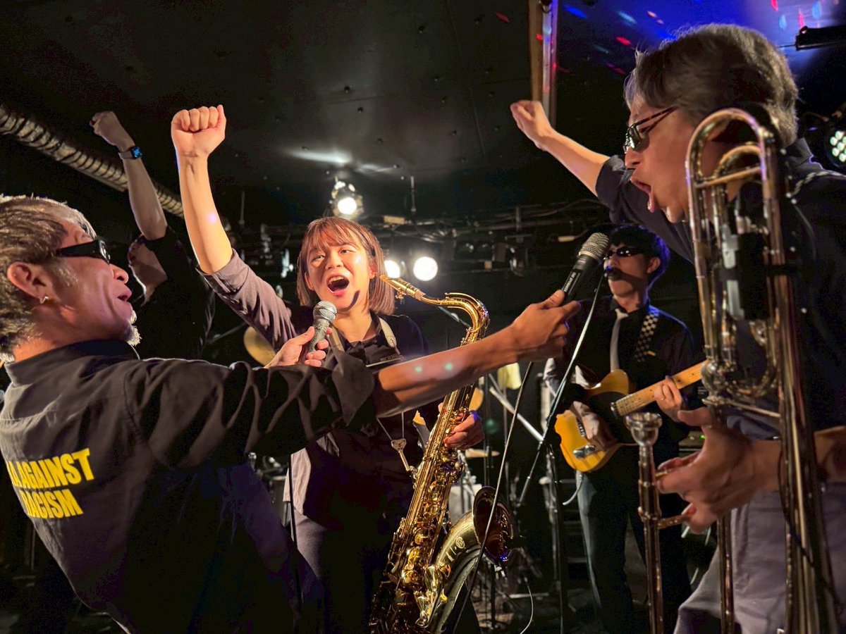 先日のライブ。

スパイメーカーのライブは基本的にわちゃわちゃしてます

ライブハウスにいる誰よりも負けないくらい楽しむという気持ちで毎回ステージに立ってます。自己満足ではありますが、それぐらい練習はしてます。
ですがお客様と同じ時間を同じ気持ちで共有できることが毎ステージの目標です