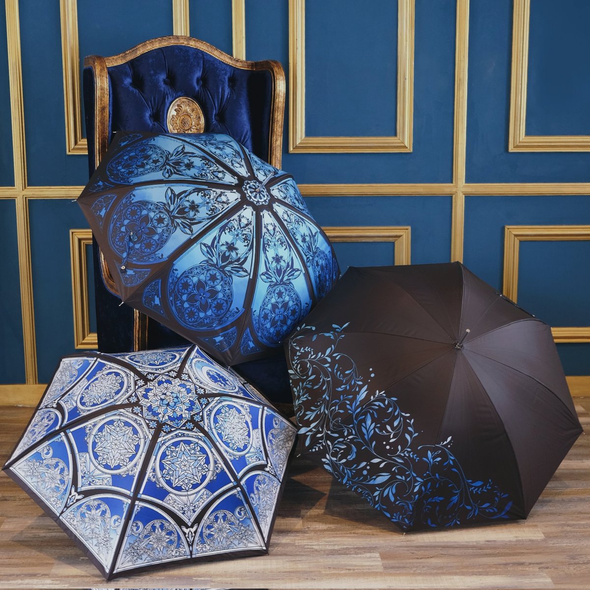 #C106 お品書き1

【土曜日 東セ25ab 】白黒工房

今年もメイン頒布物はオリジナル傘。
長傘10本＋折りたたみ12本の予定です。

ちょっと予想外なんですが、模様の傘が紫とサンプル品の2本しかないです……。
その他も長傘は1本しかない色が多いので、お目当ての子がいる方はお早めに。