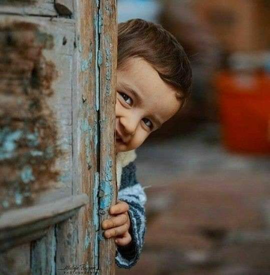 ورفيقُ دربٍ لا يَمَلُّ نصحيتي
أبداً  ويقبلُنِي  عَلَى  عِلَّاتِي

ويذودُ عنِّي في الغيابِ،وإن أمتْ
يحنو عَلَيَّ  بأطيَبِ الدَّعَوَاتِ  🤲🤲
#محمدالشيخ