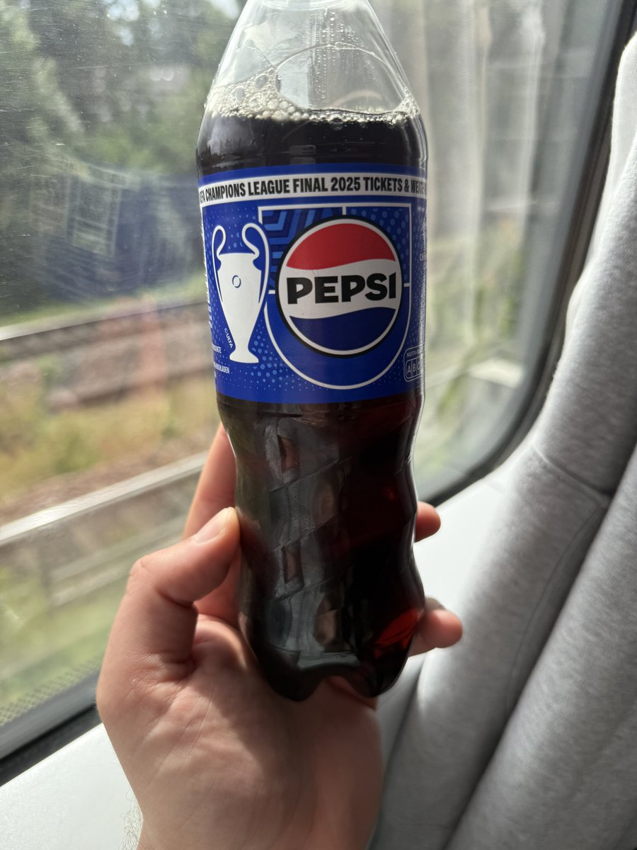 Warum hab ich Hornochse eben am Automaten auf Pepsi gedrückt? Schmeckt wie Light/Zero/Max mit dem Zuckerersatz. Ich verstehe es einfach nicht.