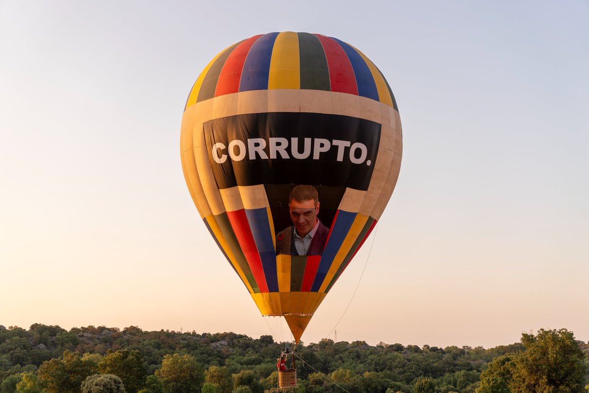 "Por tierra, mar y aire". 

El globo del CORRUPTO ya es una realidad. 

Os dejamos las mejores imágenes de la potente acción de hoy.