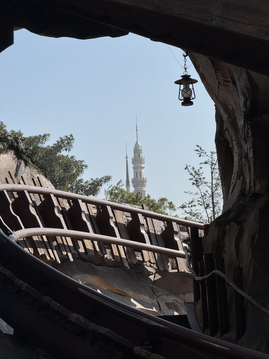 DanGamboaB's tweet photo. He ido a Disney Hong Kong, uno de los últimos lugares del mundo que pensé en ir. 

Y confieso: la pasé demasiado chimba. 

En este viaje fui con un amigo de estos fanáticos de los parques de atracciones y me empezó a explicar que no todo es lo que parece.

Todo es ilusión. https://t.co/BwXcD37G4U