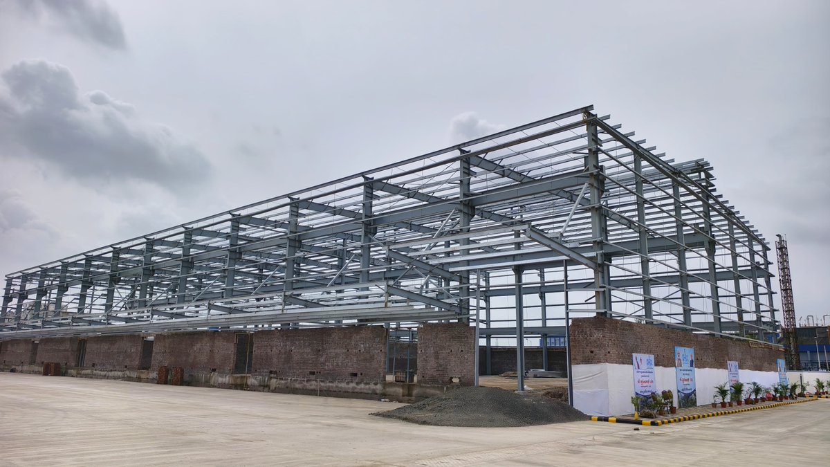 મુખ્યમંત્રી શ્રી ભૂપેન્દ્રભાઈ પટેલે આજે ભરૂચ જિલ્લાના પ્રવાસ દરમિયાન અંકલેશ્વર જી.આઇ.ડી.સી. ખાતે ખાતે ગુજરાત ઔદ્યોગિક વિકાસ નિગમ દ્વારા અંદાજે ₹32 કરોડના ખર્ચે પાંચ હેક્ટર વિસ્તારમાં વિકસાવવામાં આવી રહેલ ટ્રાન્સપોર્ટનગરની મુલાકાત લઈને પ્રગતિ હેઠળની કામગીરીની વિગતો મેળવી હતી.