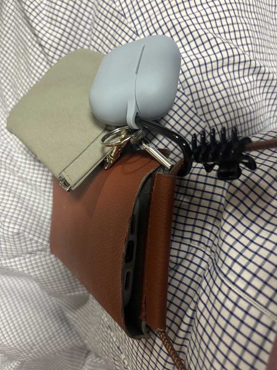 harurucci's tweet photo. いつ？どこで？
3日間ポーチに付けてお出かけしてて、帰宅して今開けたら居なくなってた

え？えぇ？両方とも落とした？
えぇぇぇ？？？！！！

#AirPods
#落とし物 https://t.co/m0GXcAhUQh