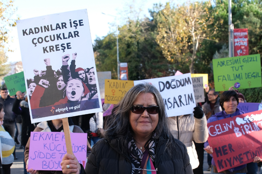 📨İstanbul Tuzla'dan bir veli anlatıyor:

"Girsem bir fabrikaya çocuklarımı okula kim götürecek, karnını kim doyuracak? Çocuklarımızı güvenli, gözümüz arkada kalmayarak bırakabileceğimiz tek bir yer yok."
ekmekvegul.net/mektup/kadinla…