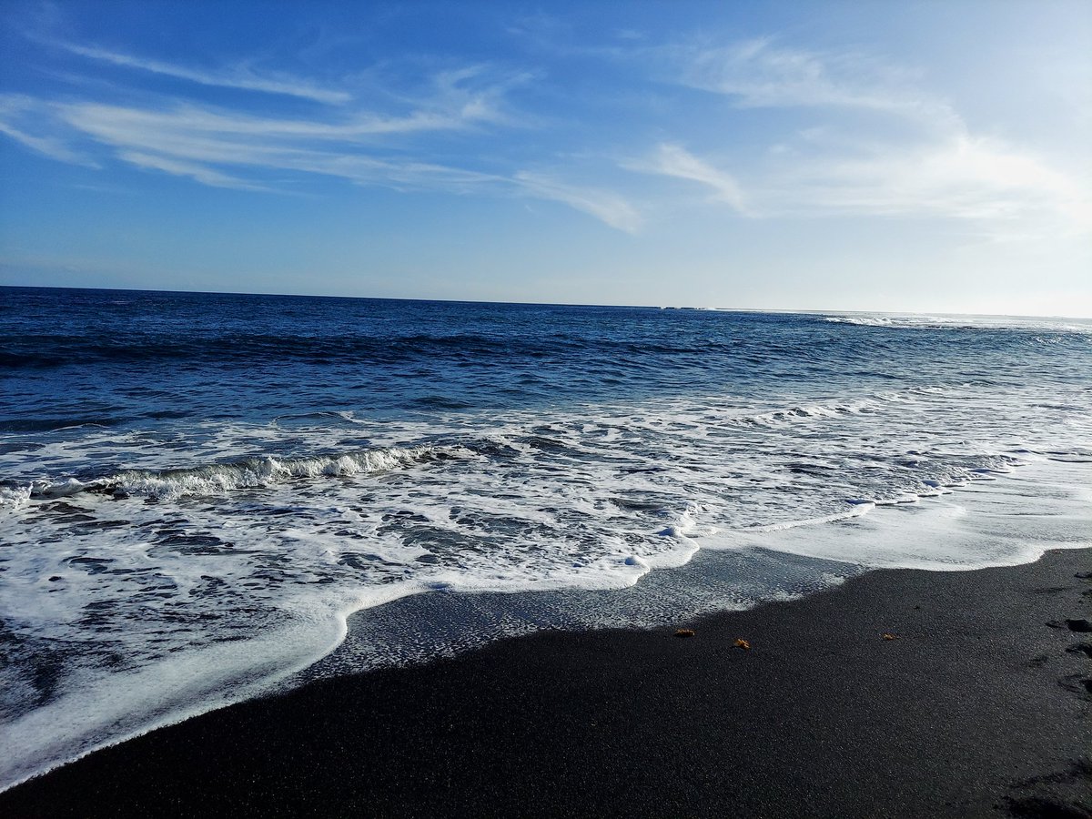 ArtNomads's tweet photo. @obligatraveler @cherrydude @LiveaMemory @LindaPeters64 @drugstoredivas @suziday123 @HHLifestyleTrav @MyVirtualVaca @travelstustring @sl2016_sl Another #Top4Sand #Top4Theme entry this time from #Tahiti
Volcanic / #Black sand beach on one coast. Weird.
#adventuretravel #beach #sunset https://t.co/BYylFURv12