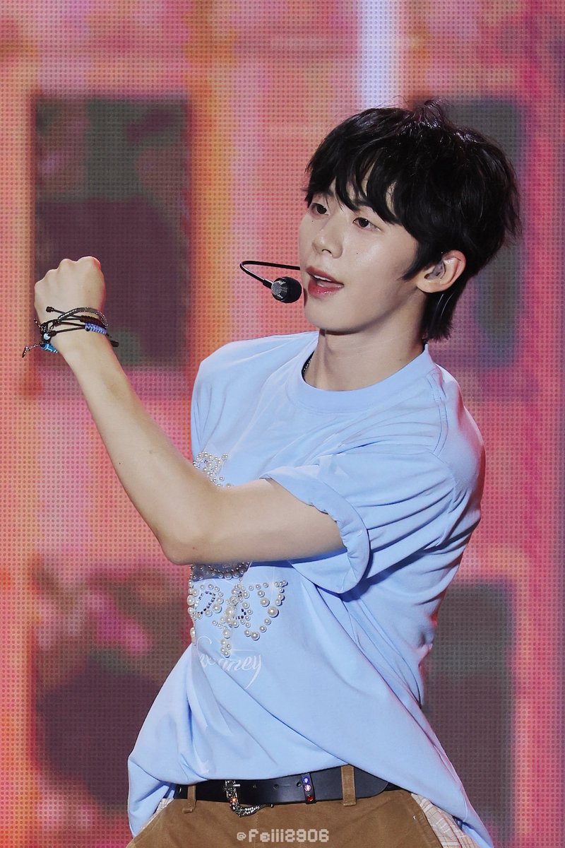 ugh jeongwoo stop looking too good i don't wanna share you with anybody yet