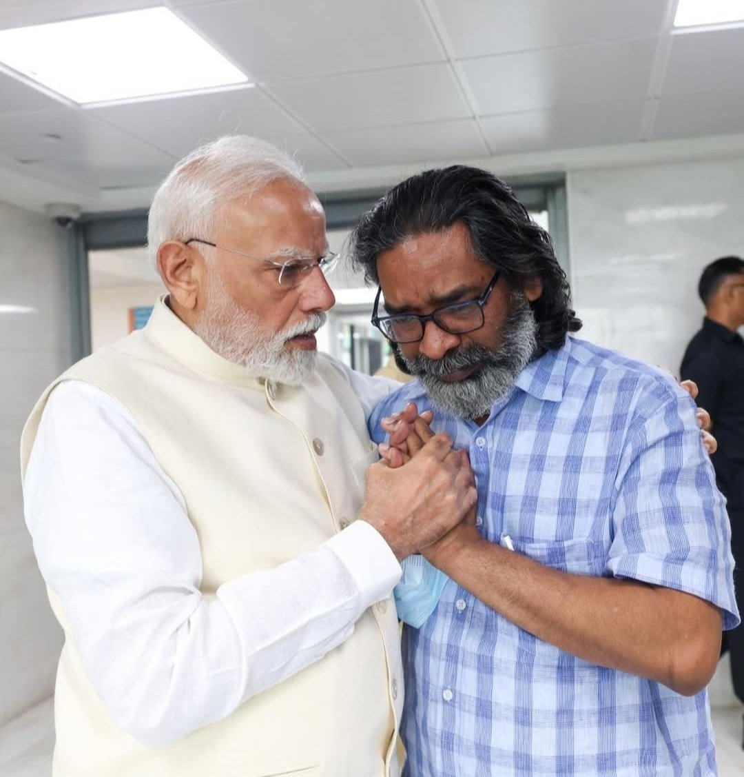 Usha Thakur (@ushathakurmla) on Twitter photo आदरणीय प्रधानमंत्री श्री <a href="/narendramodi/">Narendra Modi</a> जी ने झारखंड के पूर्व मुख्यमंत्री शिबू सोरेन जी को भावभीनी श्रद्धांजलि अर्पित की और दुःख की इस घड़ी में उनके परिजनों से मिलकर अपनी संवेदनाएं व्यक्त की। आदरणीय प्रधानमंत्री श्री <a href="/narendramodi/">Narendra Modi</a> जी ने झारखंड के पूर्व मुख्यमंत्री शिबू सोरेन जी को भावभीनी श्रद्धांजलि अर्पित की और दुःख की इस घड़ी में उनके परिजनों से मिलकर अपनी संवेदनाएं व्यक्त की।