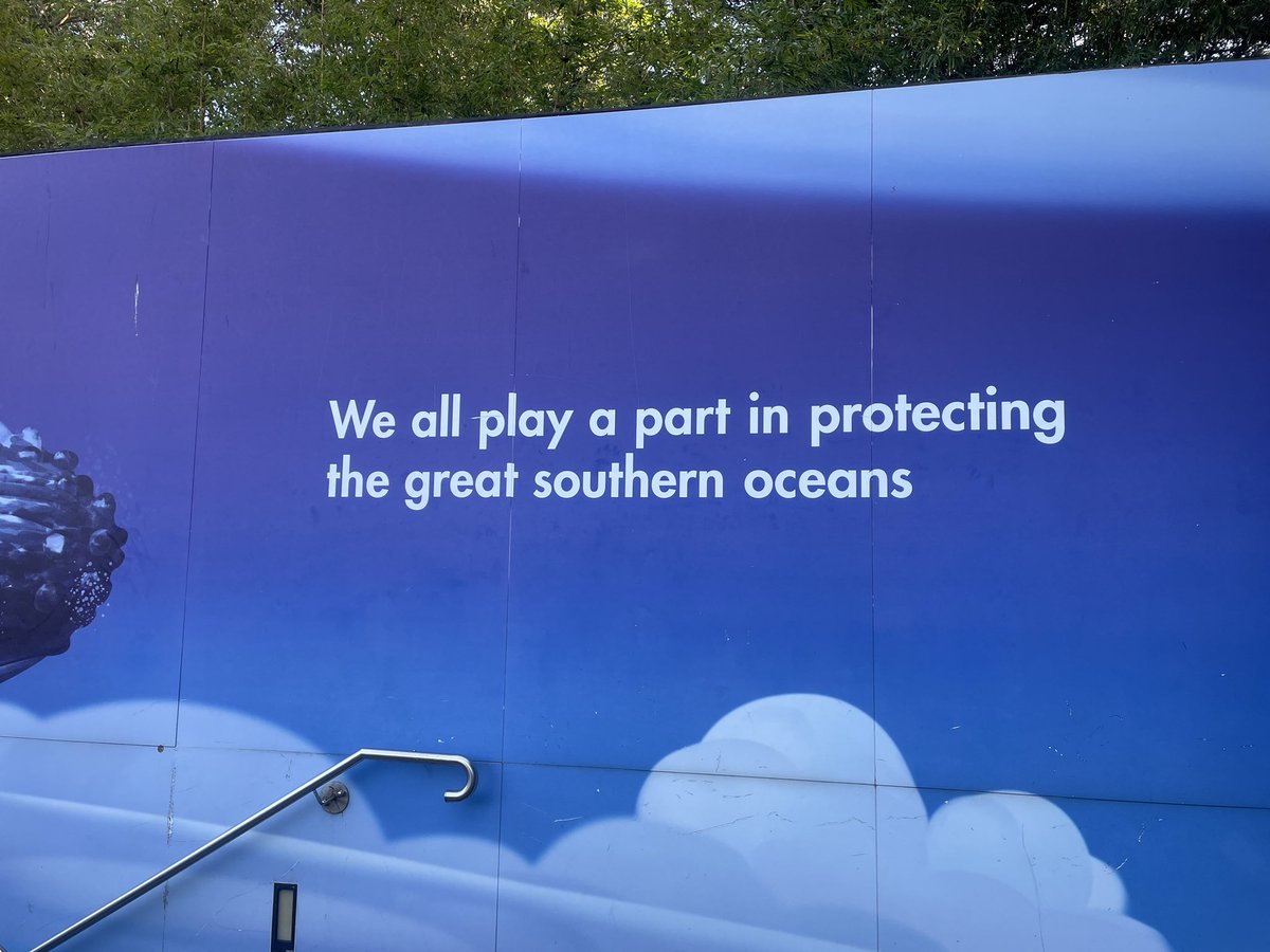 シドニーのタロンガ動物園に書いてあった英語。
“We all play a part in protecting the great southern oceans”
「私たちは皆、南の大洋を守るために役割を担っている」

play a part in~「〜の役割を果たす」