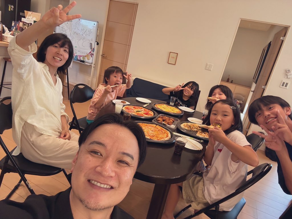 森田 悠介 Morita Yusuke (@moppest) on Twitter photo 今日はあげおファミリークワイア<a href="/ageofamilychoir/">あげおファミリークワイア</a> (小学2年生から80歳まで所属する全世代合唱団)の夏祭り会でした♪
歌って食べて飲んでクイズしてスイカ割りして…とっても充実の時間でした^ ^
子どもも大人も、一つの空間を楽しめる、笑顔の絶えない素敵な合唱団だなと改めて感じました^ ^ 今日はあげおファミリークワイア<a href="/ageofamilychoir/">あげおファミリークワイア</a> (小学2年生から80歳まで所属する全世代合唱団)の夏祭り会でした♪
歌って食べて飲んでクイズしてスイカ割りして…とっても充実の時間でした^ ^
子どもも大人も、一つの空間を楽しめる、笑顔の絶えない素敵な合唱団だなと改めて感じました^ ^