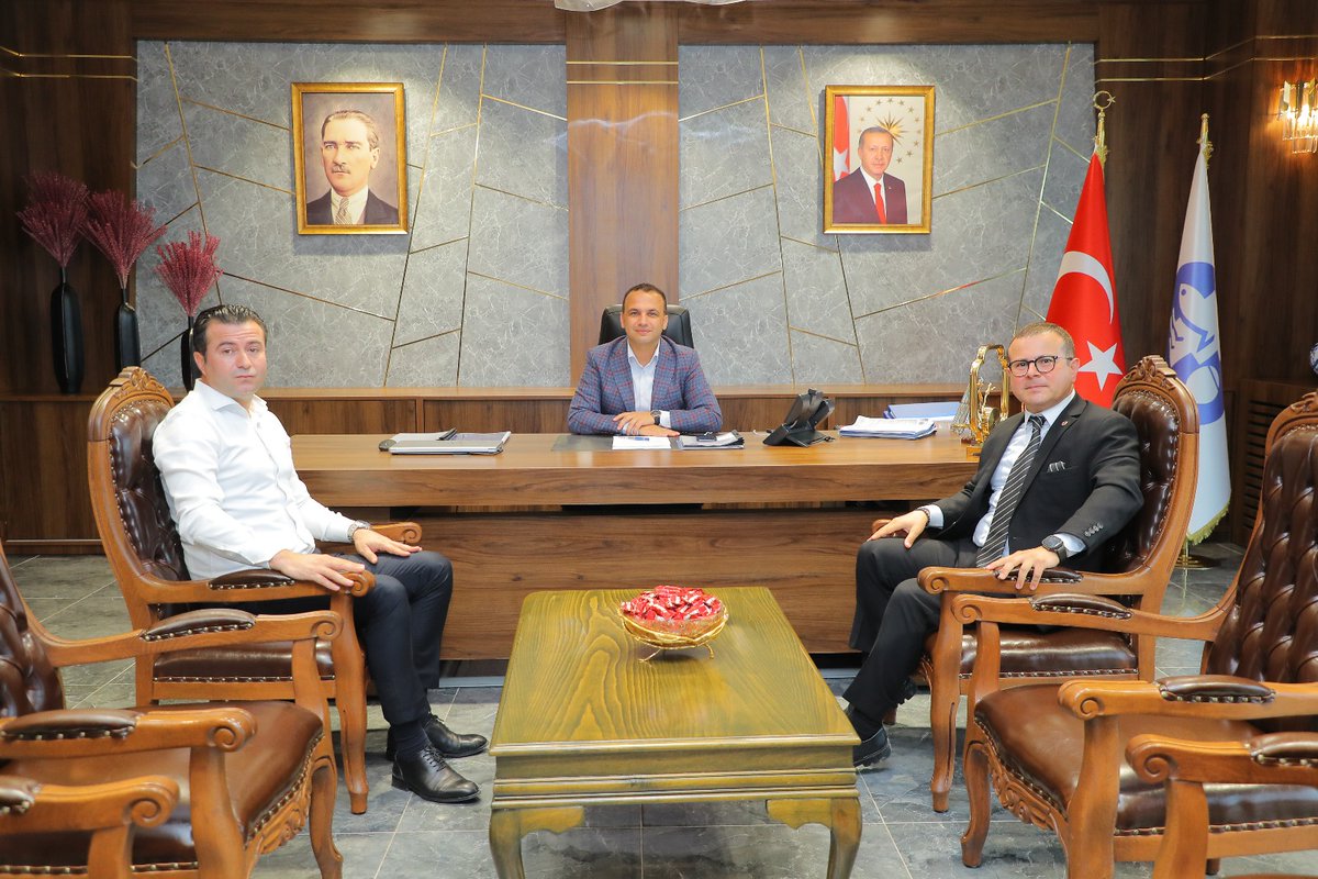 Şehrimizde yeni görevine başlayan Ziraat Bankası Şube Müdürü Dr. Bumin Küçük ve Ticari Müşteri İilişkileri Yetkilisi Erim Yücesoy, Belediye Başkanımız Sayın İbrahim Etem Kibar'ı ziyaret ettiler.

Nazik ziyaretlerinden dolayı kendilerine teşekkür ederiz.