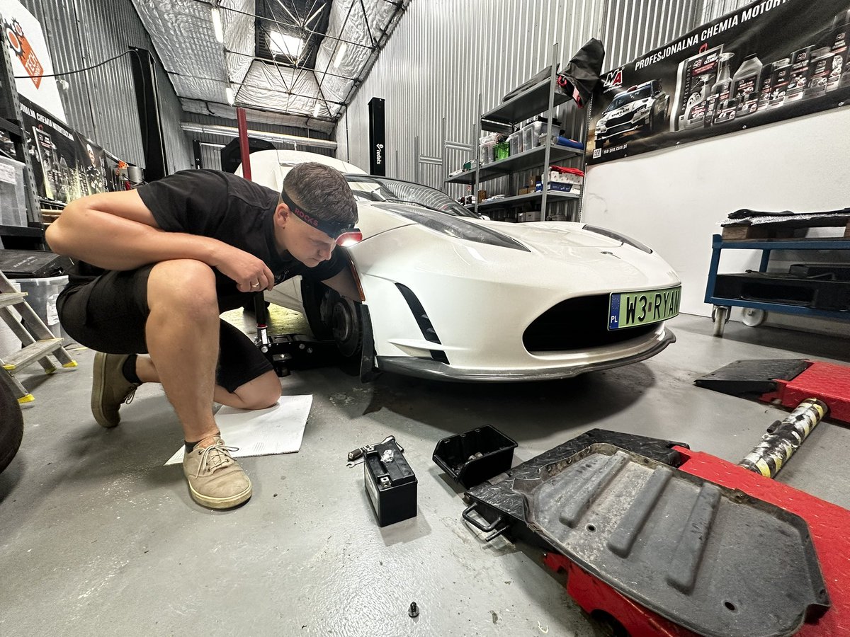 EvRepairGarage's tweet photo. Today’s patient: a Tesla Roadster.
A true gem for collectors!
We’re replacing the battery on this rare beauty. - tekst na LinkedIn https://t.co/qFcxmC9FAq