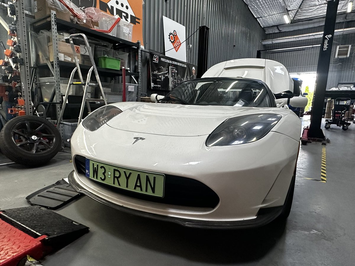 EvRepairGarage's tweet photo. Today’s patient: a Tesla Roadster.
A true gem for collectors!
We’re replacing the battery on this rare beauty. - tekst na LinkedIn https://t.co/qFcxmC9FAq