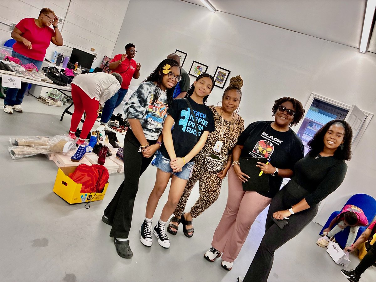 KimCayetano4's tweet image. Saturday was a great day of collaboration and a circle of love between Paulding United Food Pantry and the school social workers to assist 30 families with food, shoes &amp;amp; sneakers 👟 for back to school. It truly takes a village 🫂 
#PCSD❤️PUFP
#VolunteersRock