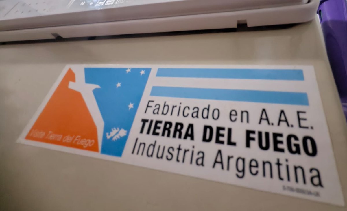 Milei firmó un decreto que alivia la carga fiscal de la industria fueguina y que busca mejorar su competitividad - El presidente de la Nación, Javier Milei, firmó un decreto donde elimina normativa anterior que establecían cierta carga fisca a las empresas industriales radicadas