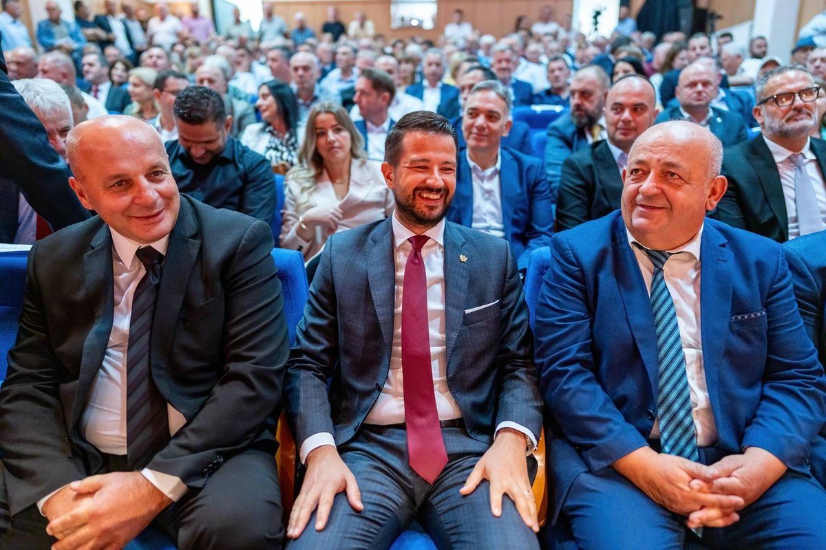 U srcu Bihora njeguje se ono najvrednije što Crna Gora ima, poštovanje, zajedništvo i međuetnički sklad. 

Petnjica ima ogroman potencijal: prirodna bogatstva, plodnu zemlju, bogatu kulturu, ali iznad svega, ljude koji vrijedno i pošteno grade svoju budućnost.

Vrijeme je da