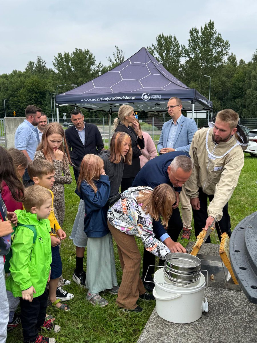 WałbrzychMojeMiasto (@walbrzychmm) on Twitter photo 🍯 Pszczoły, miód i recykling w Starej Kopalni!
Za nami uroczyste wirowanie miodu z miejskiej pasieki z recyklingu 🐝
Uczestnicy nie tylko kosztowali miodu, ale też uczyli się o segregacji i znaczeniu pszczół.
Dziękujemy, że byliście!
<a href="/RomanSzelemej/">Roman Szełemej</a> 🍯 Pszczoły, miód i recykling w Starej Kopalni!
Za nami uroczyste wirowanie miodu z miejskiej pasieki z recyklingu 🐝
Uczestnicy nie tylko kosztowali miodu, ale też uczyli się o segregacji i znaczeniu pszczół.
Dziękujemy, że byliście!
<a href="/RomanSzelemej/">Roman Szełemej</a>