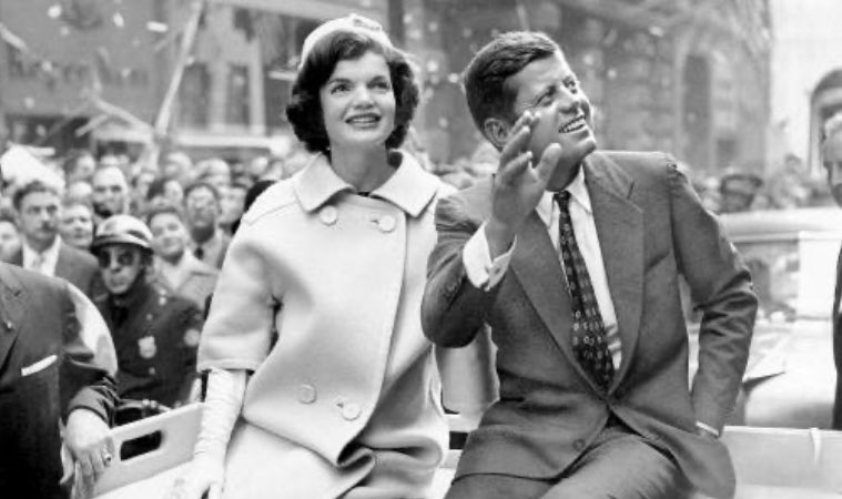 Shanneighteen's tweet image. #PoptheQUESTION 
#PutARingOnIt 

open.spotify.com/track/5R9a4t5t…