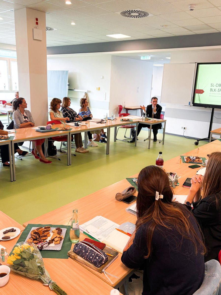 📍 Vier Schulformen, drei Orte, ein Ziel: Im Austausch bleiben.
Auch heute war Minister <a href="/janriedelhalle/">Jan Riedel</a> wieder zu Gast bei den jährlichen #Schulleiter|dienstberatungen – u.a. in Gröbers und Dessau – mit Schulleitungen von Grund-, Gemeinschafts-, Sekundar- und Förderschulen. /lz