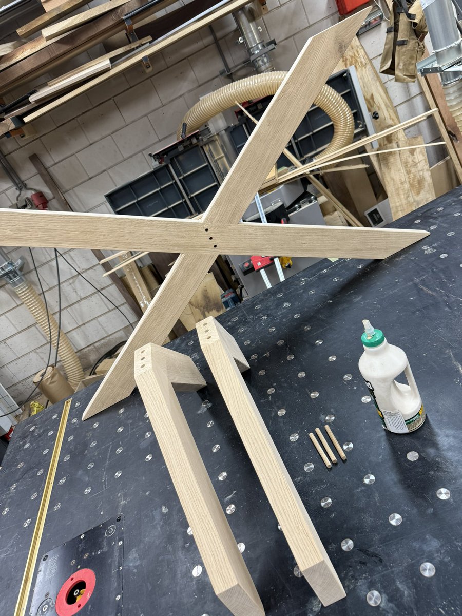 Ondertussen bezig met mijn “matrix”tafelpoot.

Gewoon van eiken!