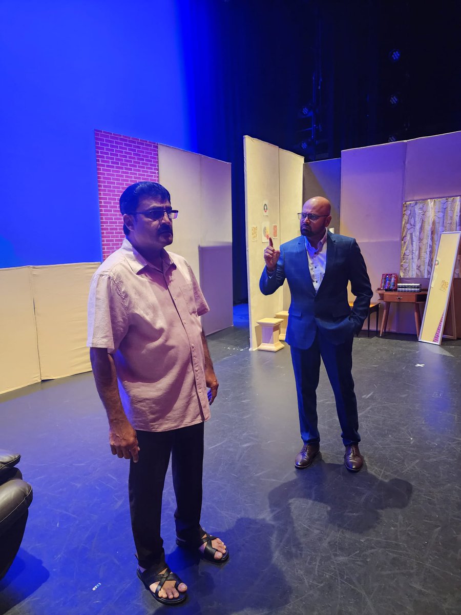 DesiAustralia's tweet image. Smoke and Mirrors dazzles at UNSW! 🎭✨
This powerful Hindi play wowed the crowd with local talent, emotional depth &amp;amp; theatrical brilliance. A true gem on stage! 🌟
.
Read more: desiaustralia.com/news/community…
.
#SmokeAndMirrors #HindiTheatre #UNSW #LocalTalent #TheatreReview