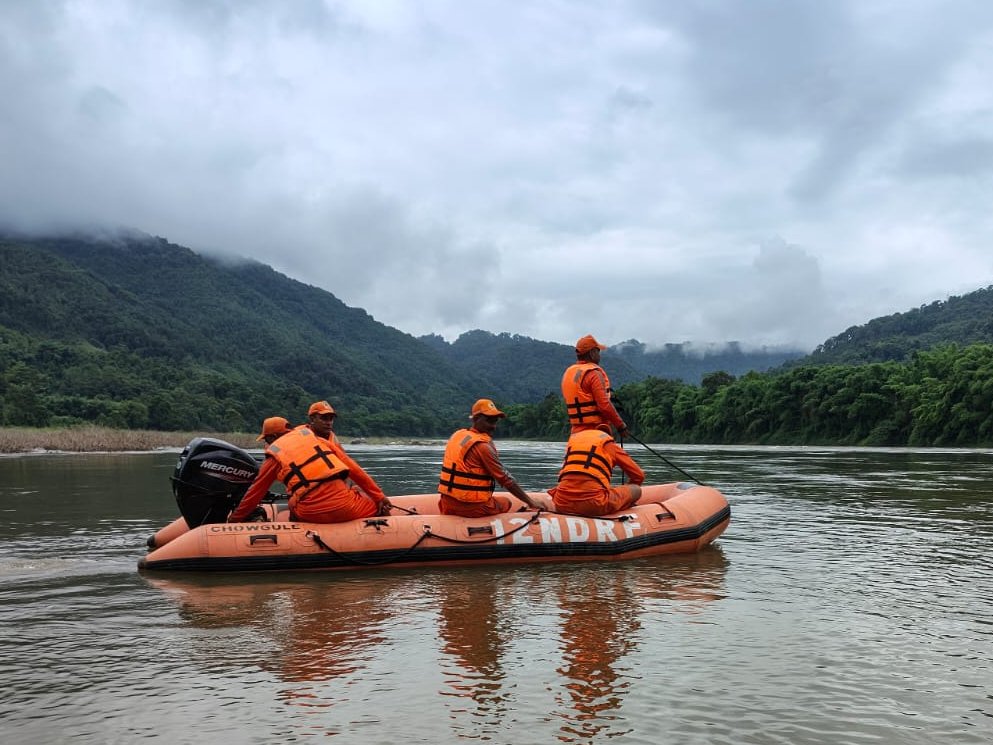 12 NDRF Itanagar (@12bnndrf) on Twitter photo 12NDRF Rescuers conducted #drowning search ops and retrieved body in Yomgo (Siyom) River Aalo #WestSiang District #ArunachalPradesh
<a href="/NDRFHQ/">NDRF India I राष्ट्रीय आपदा मोचन बल 🇮🇳</a> 12NDRF Rescuers conducted #drowning search ops and retrieved body in Yomgo (Siyom) River Aalo #WestSiang District #ArunachalPradesh
<a href="/NDRFHQ/">NDRF India I राष्ट्रीय आपदा मोचन बल 🇮🇳</a>