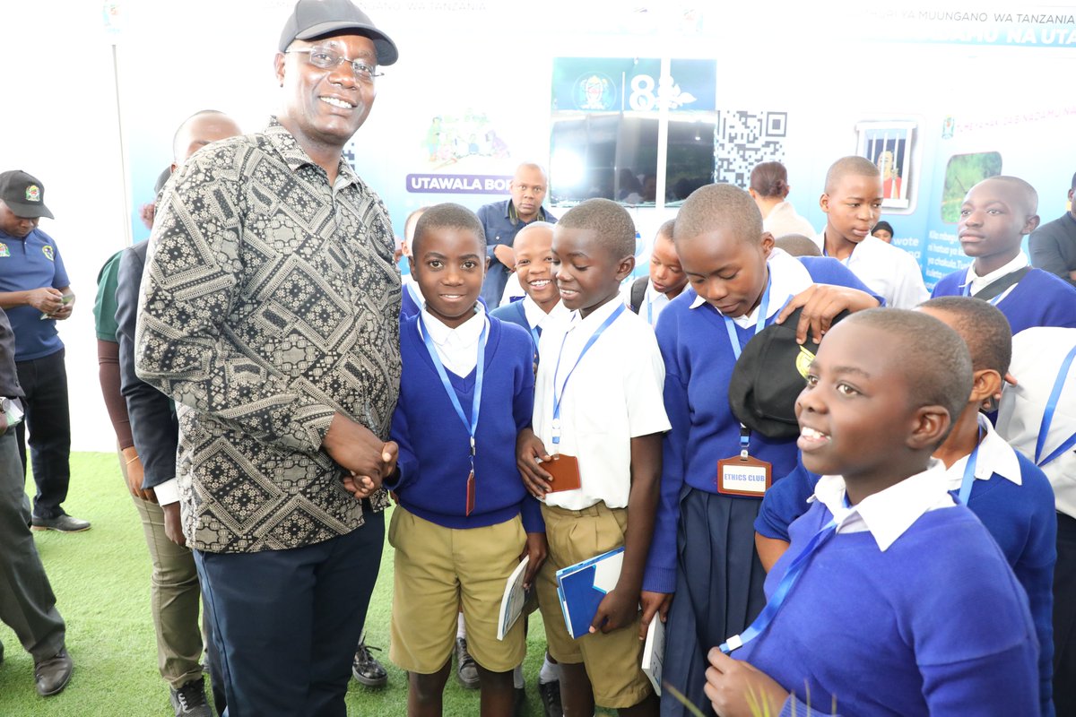 Ethics1996's tweet photo. Mkuu wa Wilaya ya Manyoni Mhe. Dkt. Vicent Mashinji akiwa katika picha ya pamoja na wanachama wa klabu ya Maadili ambao ni wanafunzi wa Shule Msingi Dodoma Makulu wakati alipotembelea Banda la Sekretarieti ya Maadili katika Maonesho ya Nanenane jijini Dodoma tarehe 4 Agosti 2025 https://t.co/sEhsx8Oc7e