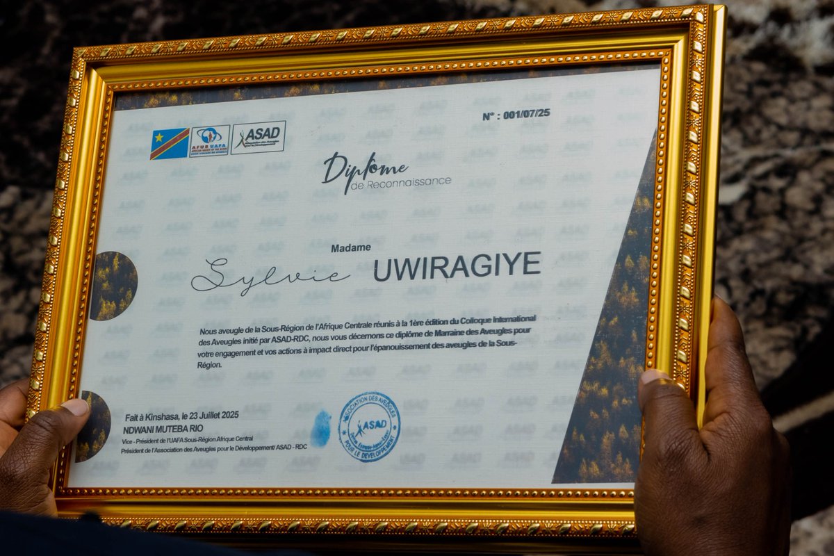 SE <a href="/Burundi1stLady/">Angeline Ndayishimiye Ndayubaha</a> a reçu en audience Mme Sylvie Uwiragiye, fondatrice de la Fondation Uwiragiye, ce 4 août 2025. Lors de cette rencontre, Mme Uwiragiye a présenté à la Première Dame un diplôme de reconnaissance ainsi que des médailles qui lui ont récemment été décernées en #RDC