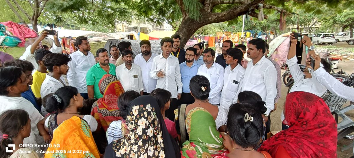 ಇಂದು ಔರಾದ್ ಪಟ್ಟಣದಲ್ಲಿನ ಅಲೆಮಾರಿ ಜನಾಂಗದ ಗುಡಿಸಲು ಪ್ರದೇಶಕ್ಕೆ ಭೇಟಿ ನೀಡಿ ಅವರೊಂದಿಗೆ ನೇರ ಸಂವಾದ ನಡೆಸಿದೆನು. ಅವರು ಎದುರಿಸುತ್ತಿರುವ ಮೂಲಭೂತ ಸಮಸ್ಯೆಗಳ ಕುರಿತಾಗಿ ಮಾಹಿತಿ ಪಡೆದು, ಅವರಿಗೆ ಶಾಶ್ವತ ವಸತಿ ಕಲ್ಪಿಸುವ ನಿಟ್ಟಿನಲ್ಲಿ ಕ್ರಮ ಕೈಗೊಳ್ಳುವಂತೆ ಅಧಿಕಾರಿಗಳಿಗೆ ಸೂಚಿಸಿದೆನು.

Today I visited the nomadic community