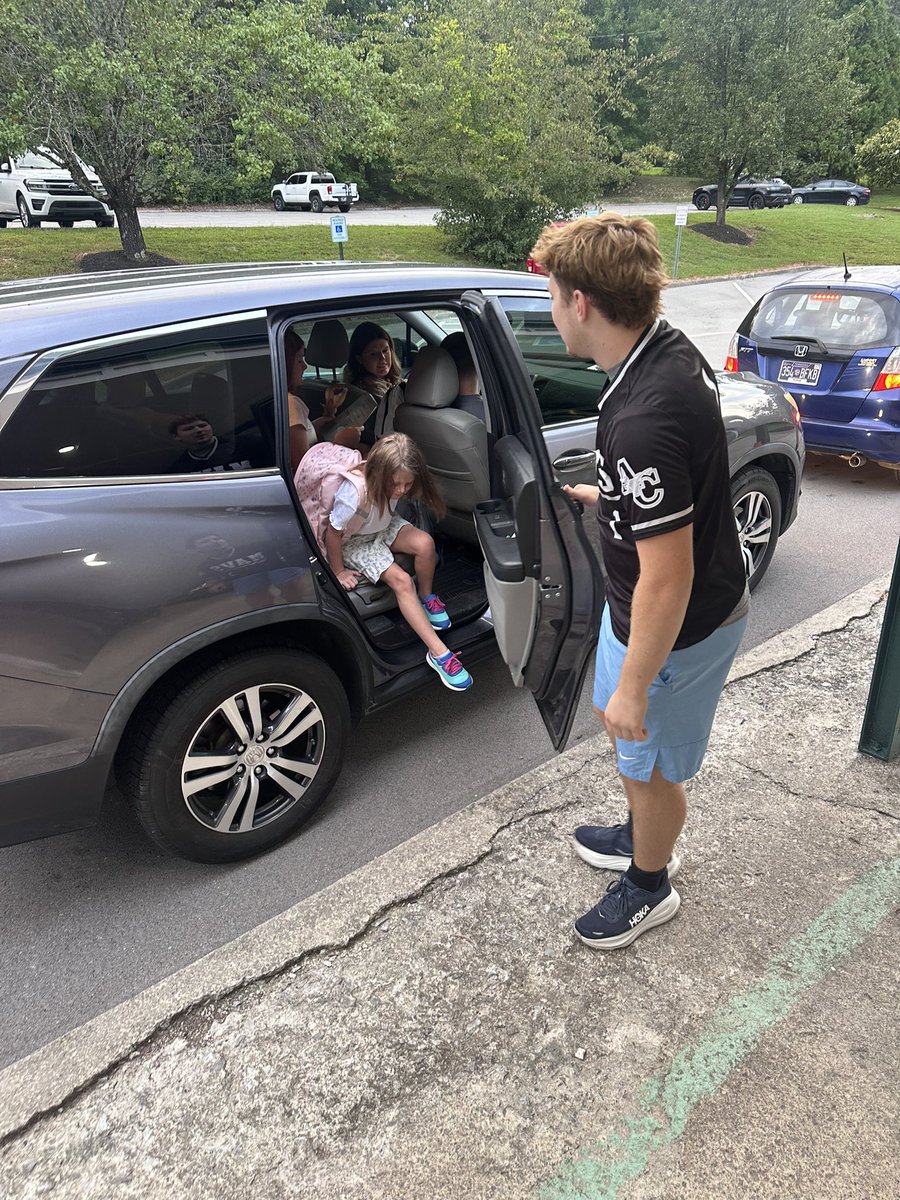 ACHSMAVBaseball's tweet photo. We continued our yearly tradition of welcoming back the students at Norris Elementary this morning! Love seeing our guys get out and do these little things in our community! https://t.co/IGgicvbjmY