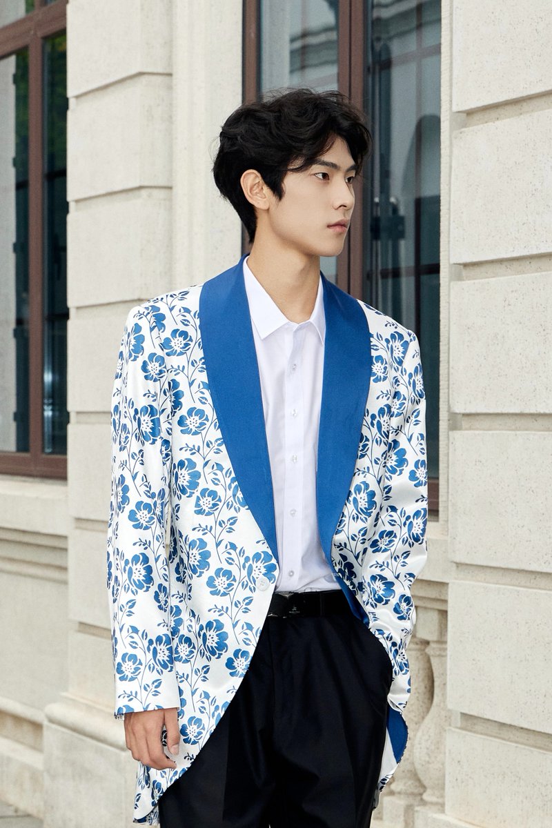 T0S1eep's tweet photo. 【Underglaze blue Haute couture｜This is True Chinese Style】
✨ Rejecting stereotypes
No exaggerated buttonholes
No heavy embroidery
Presented with minimalist techniques
The purest Eastern charm
#ModernOriental #LessIsLuxe #UnderstatedChic https://t.co/mXKpJ9Zux7