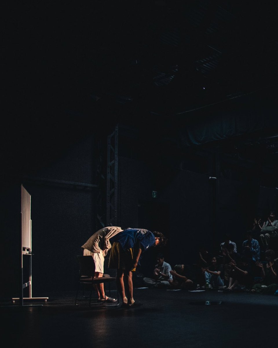 ご来場ありがとうございました【京都→松本へ】

1人の俳優のための5人の演出家による上演Ⅱ「Before boiling ビフォア ボイリング」、京都公演へご来場いただいた方、心を寄せてくださった皆さま、ありがとうございました。THEATRE E9 KYOTOで3回の公演を無事に終えて、松本公演へ向かっています。