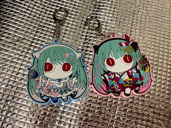 マジミラののクリエイターズマーケットでピノキオピーさんの夏祭りアイマイナラバストの裏にサインしていただいたのに緊張とか喋る内容飛んで真っ白になって動揺してインクが乾いてないのにガッツリラバスト握ってしまってめちゃ滲んじゃった...でも嬉しいからバックにつけて一緒にお出かけします